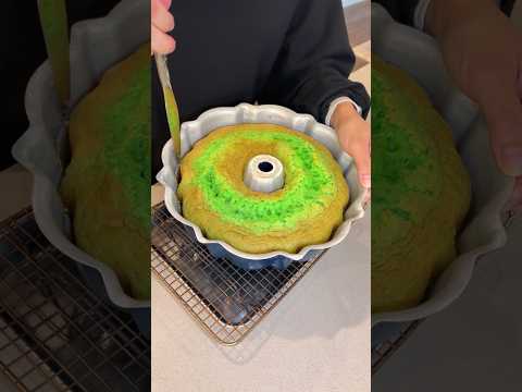 This might be my favorite Vietnamese dessert - Honeycomb cake or Banh Bo Nuong. I like anything pand