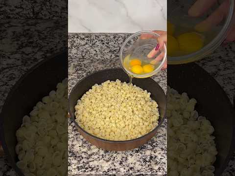 Adicione ovos no macarrão cozido