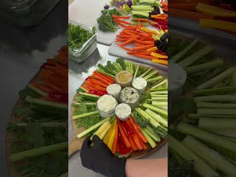 Build a crudités platter with me 🫛🥦🥒🌶️🫑🫒🥕