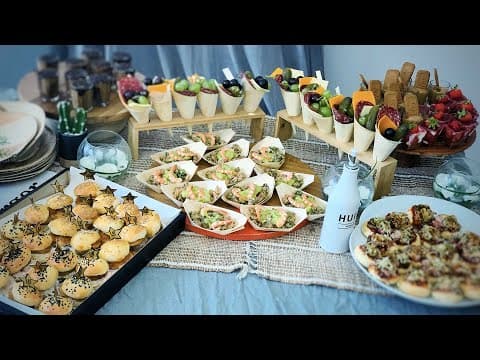 Buffet d’apéritif dînatoire : mini cheesecakes, mini hamburgers, mini pizzas, cornichons et tartare de saumon