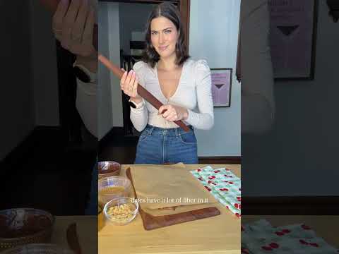 healthier sweet treat series: date bark 🥜🍫 AKA natures snicker bars!! This date bark tastes almost