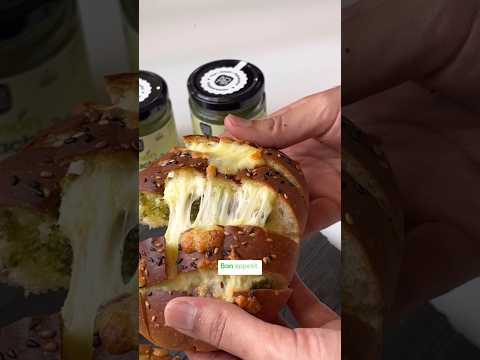 Cheesy Pesto Pull Apart Bread, paired with our creamy Lemon Pistachio Pesto Dip! 🍋🌿