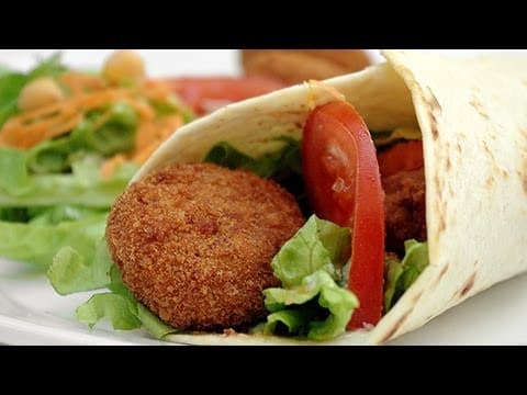 Galettes de blé végétariennes aux pois chiches et crudités