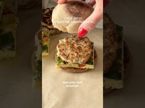 Meal prep breakfast sandwiches with eggs & chicken sausage patties! Recipe below ⬇️ enjoy! 😊