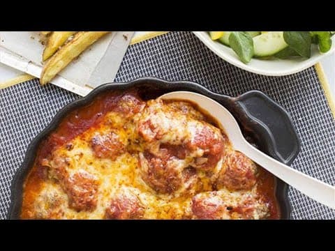 Gratin de pommes de terre écrasées aux boulettes de viande et sauce tomate