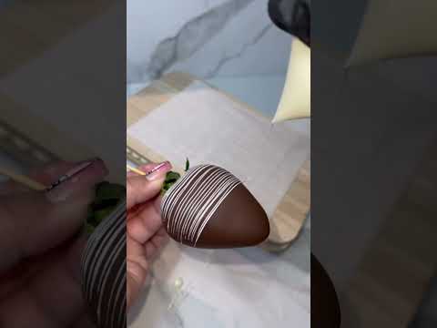 Becoming a Strawberry Artist : how to drizzle chocolate covered strawberries 🍓